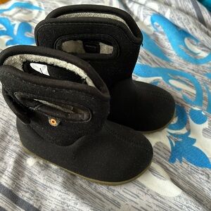 BABY BLACK BOGS II SOLID Baby and Toddlers,like new